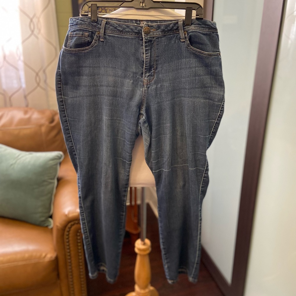 Dress Barn W62 Signature Fit Relaxed Crop Denim